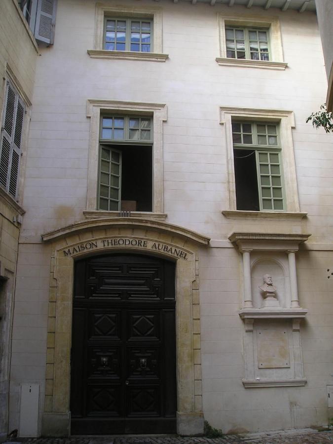 Palais Des Papes: Historic Mansion With Free Nearby Parking