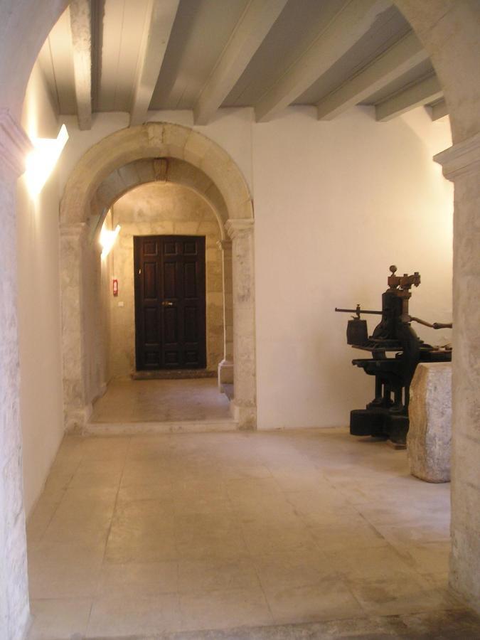 Apartment Palais Des Papes: Historic Mansion With Free Nearby Parking