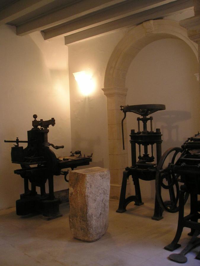 Apartment Palais Des Papes: Historic Mansion With Free Nearby Parking *