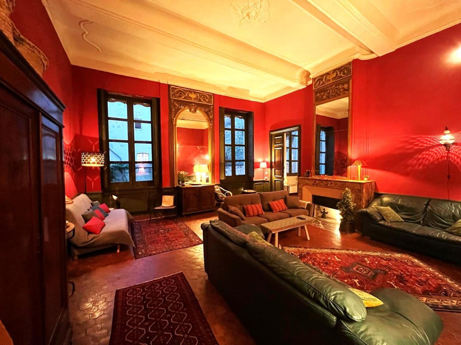 Palais Des Papes: Historic Mansion With Free Nearby Parking Avignon