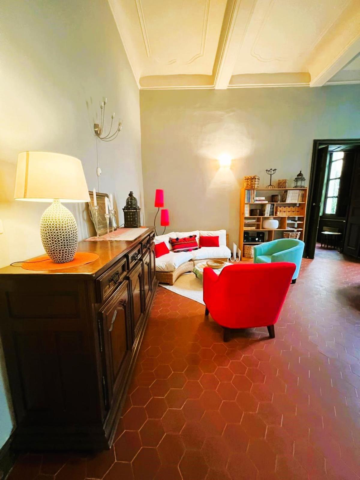 Palais Des Papes: Historic Mansion With Free Nearby Parking Apartment