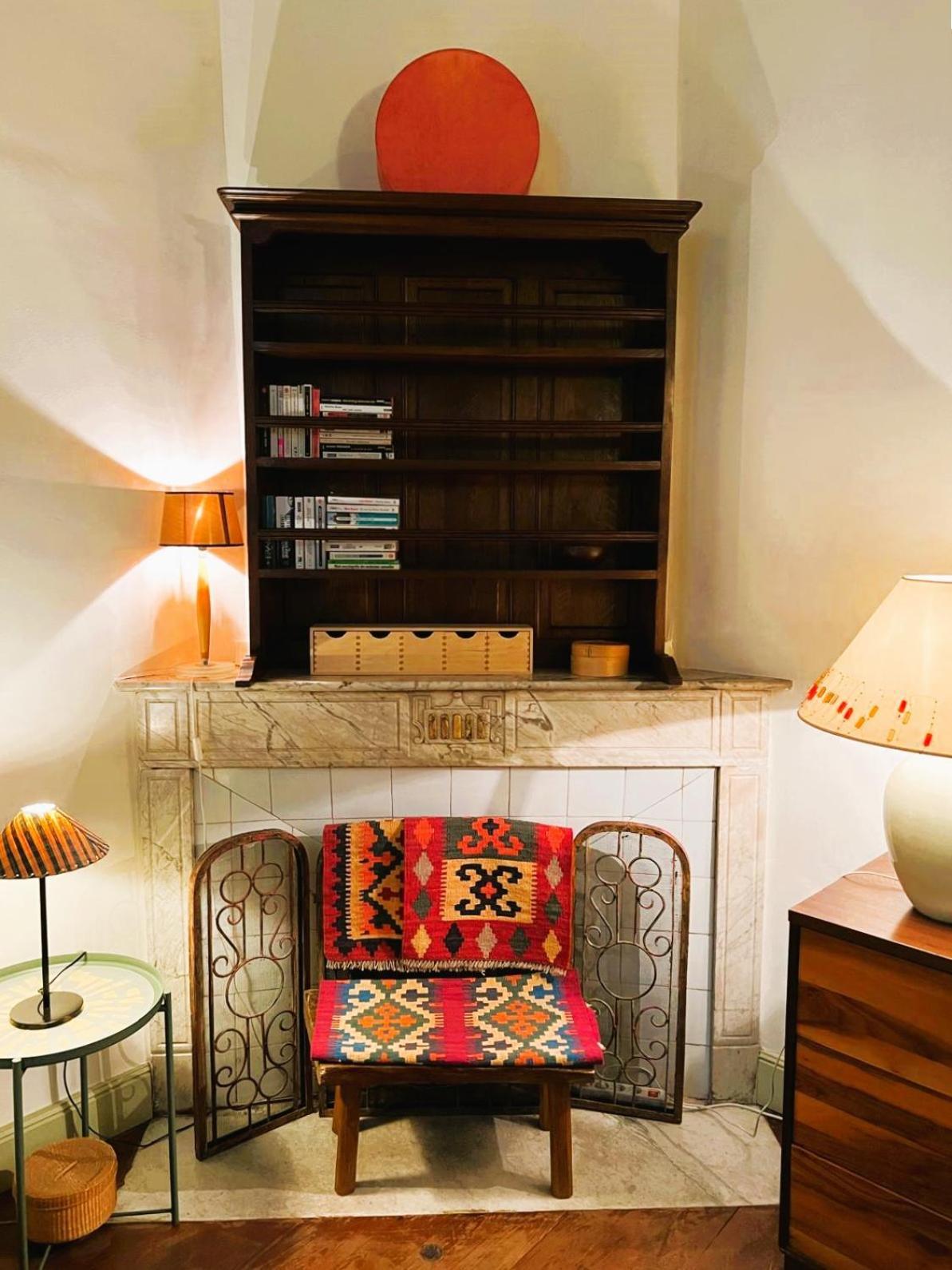 Palais Des Papes: Historic Mansion With Free Nearby Parking Apartment *