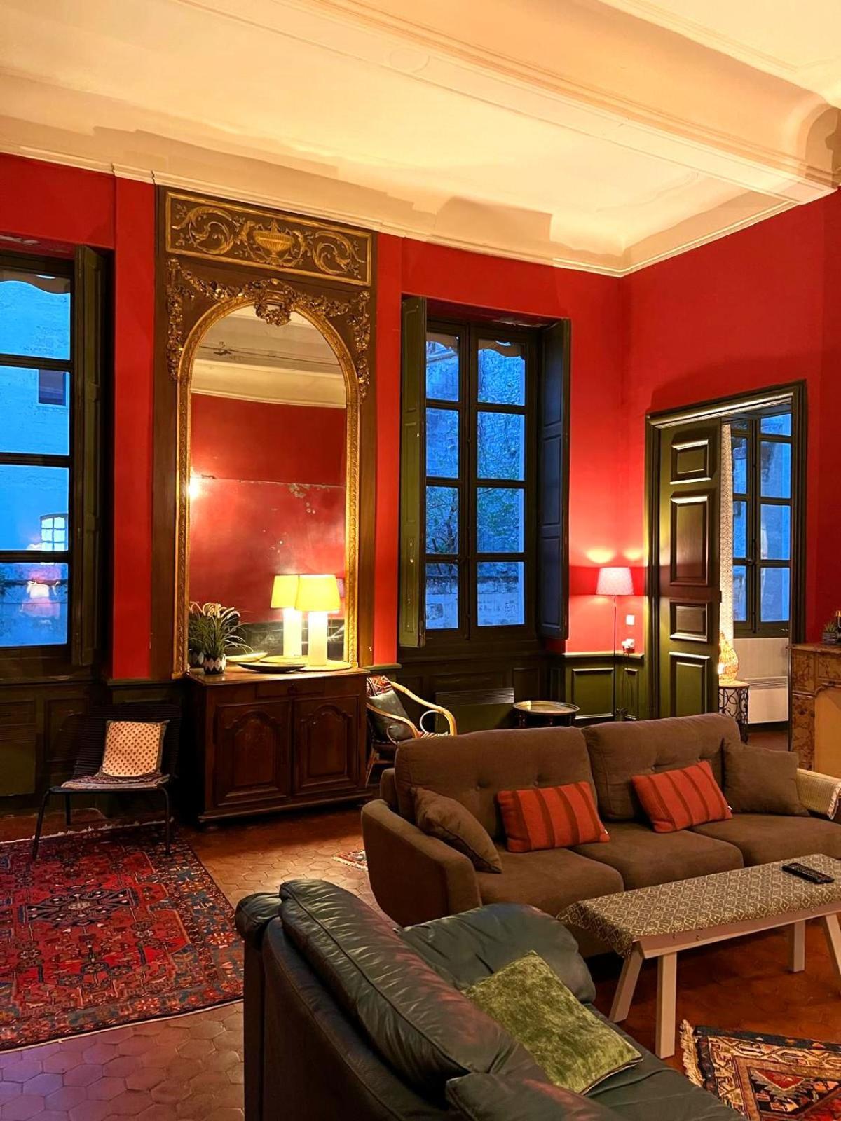 Palais Des Papes: Historic Mansion With Free Nearby Parking Apartment *