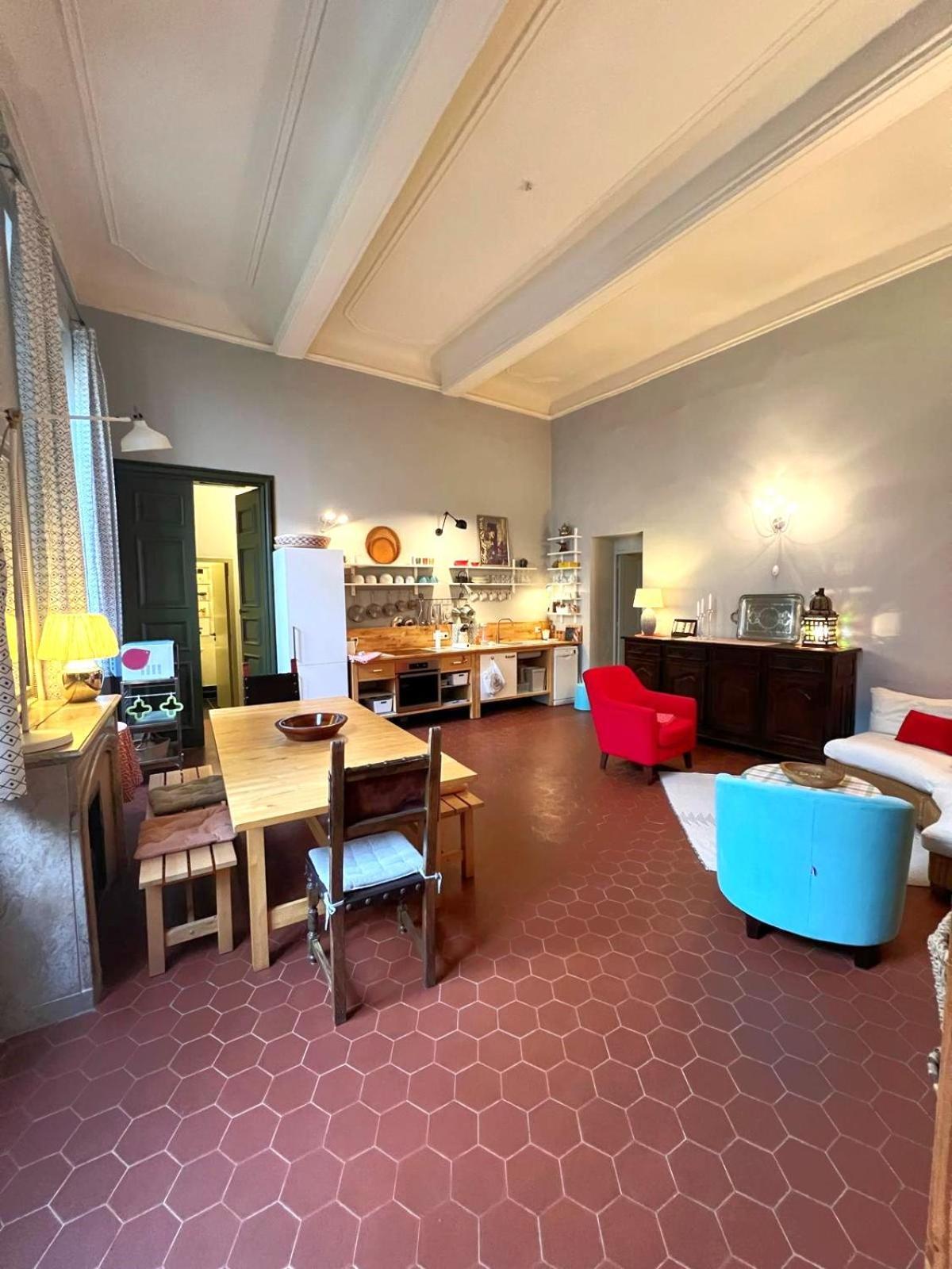 Palais Des Papes: Historic Mansion With Free Nearby Parking Apartment Avignon