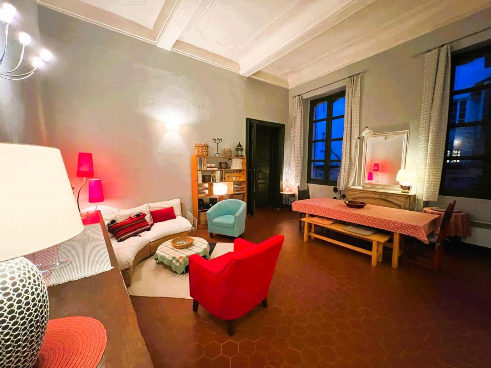 Palais Des Papes: Historic Mansion With Free Nearby Parking *