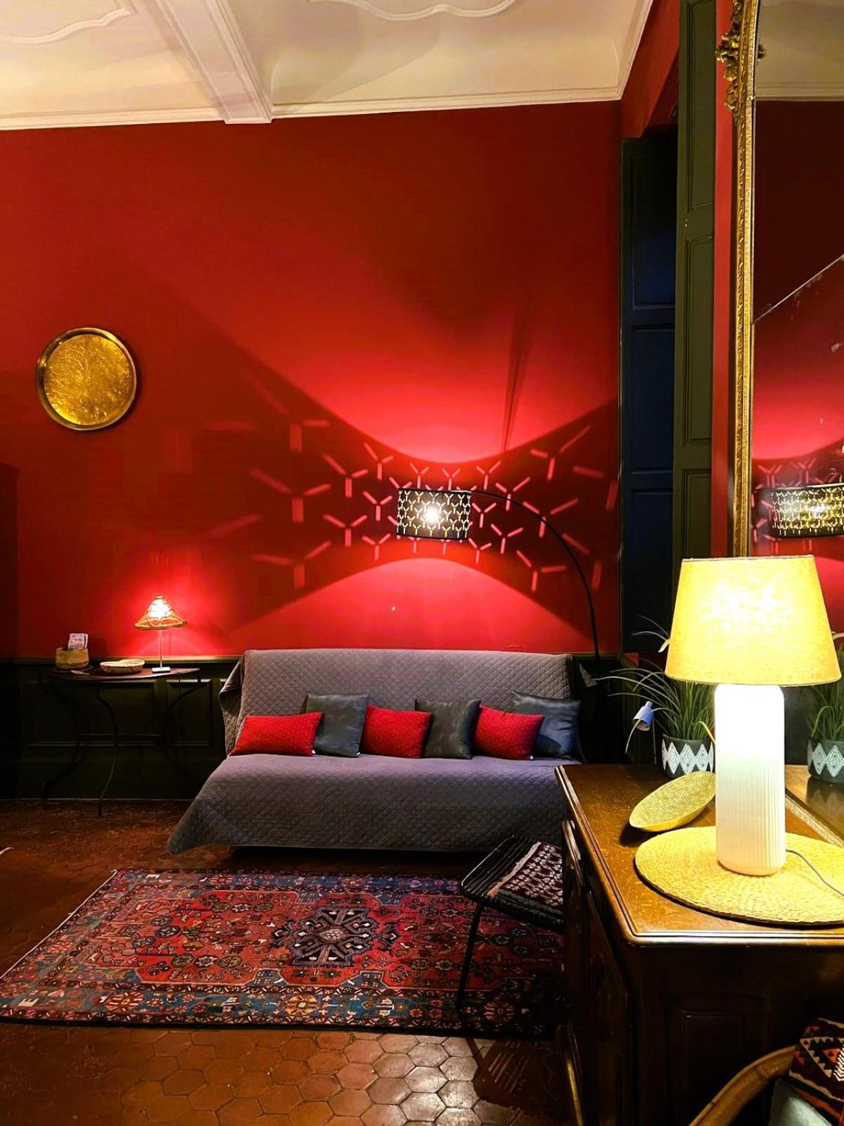 Palais Des Papes: Historic Mansion With Free Nearby Parking